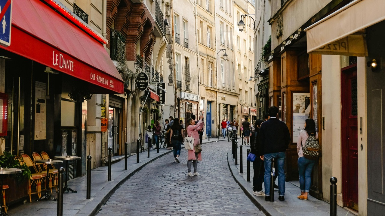 Exploring Paris Neighborhoods
