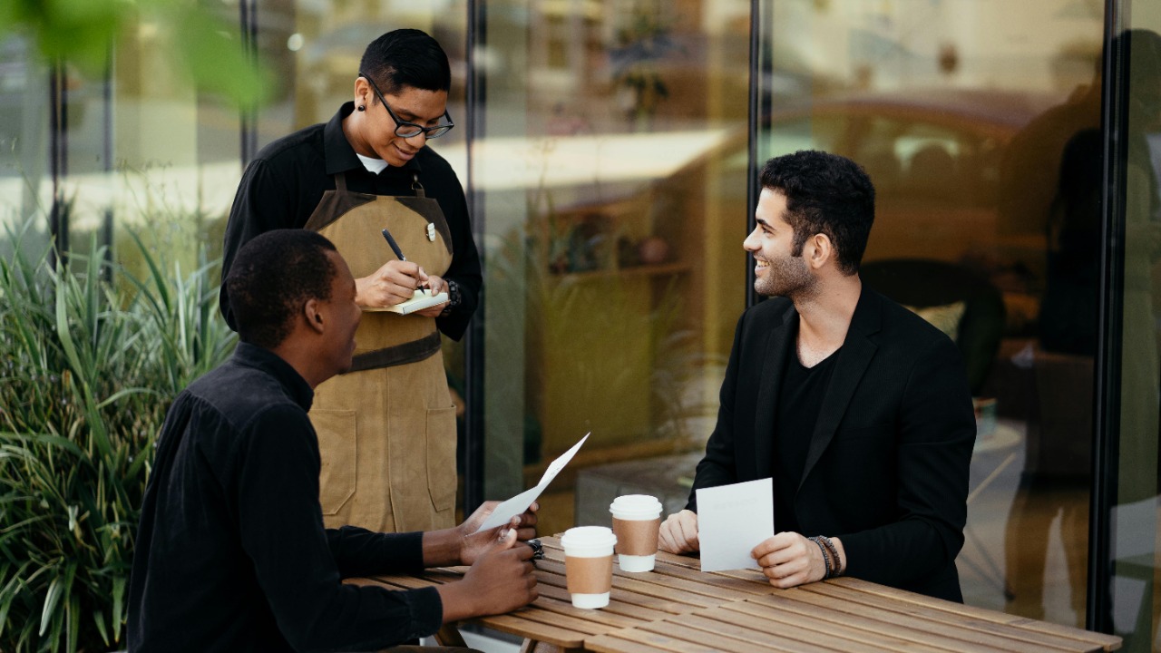 Ordering coffee in a French café